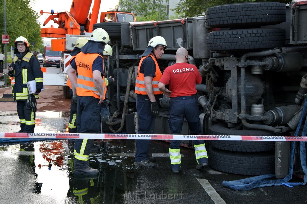 TLF 4 umgestuerzt Koeln Bocklemuend Ollenhauer Ring Militaerringstr P112.JPG - Miklos Laubert